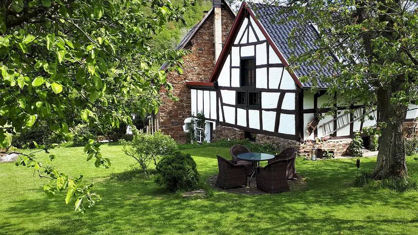 Ferienhaus für 9 Personen, mit Garten und Sauna sowie Terrasse im Ahrtal