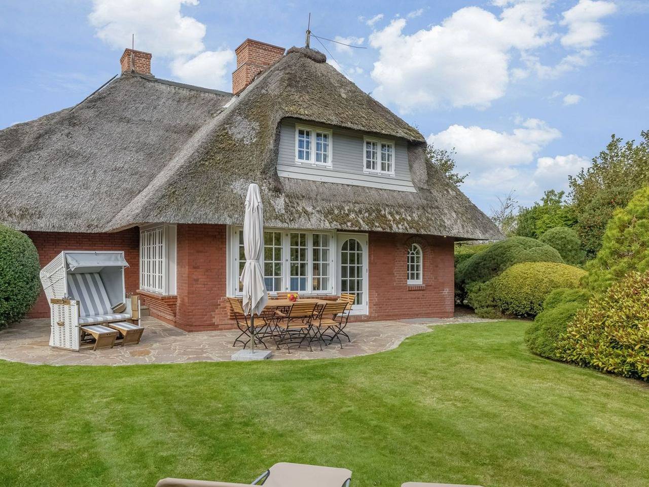 Haus Heide - Exklusives Reetdachhaus für 6 Pers. mit Sauna, Kamin, Garten, Pkw-Stellplatz. in Kampen (Sylt), Sylt