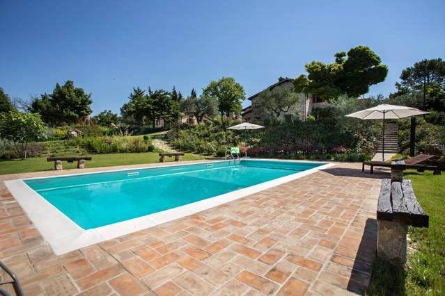 Casa vacanza per 10 persone, con Terrazza e Giardino nonché Piscina e Panorama a Massa Martana