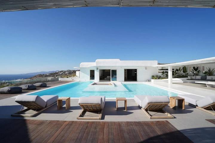 Vacation rental for 16 people, with yard in Mykonos