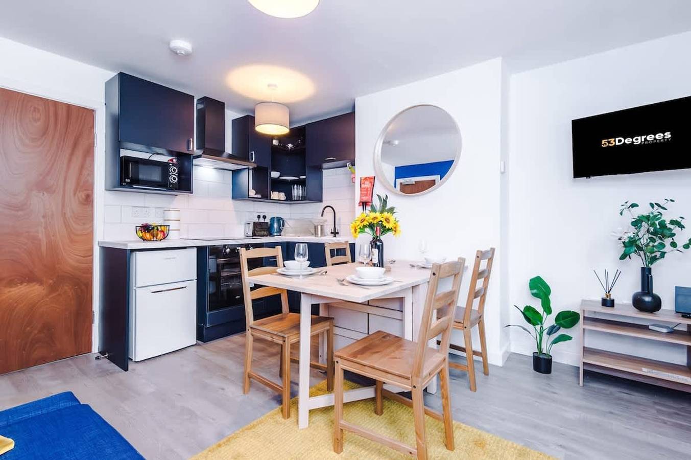 Entire apartment, New  Spacious apartment  ideal for business   work in Crewe, Cheshire East