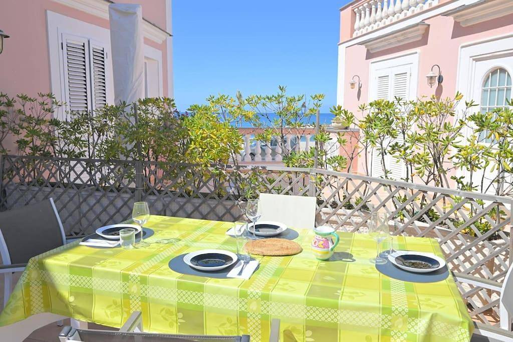 Una finestra sul Mare di Ischia + Spiaggia a 50 Mt in Spiaggia della Chiaia, Forio