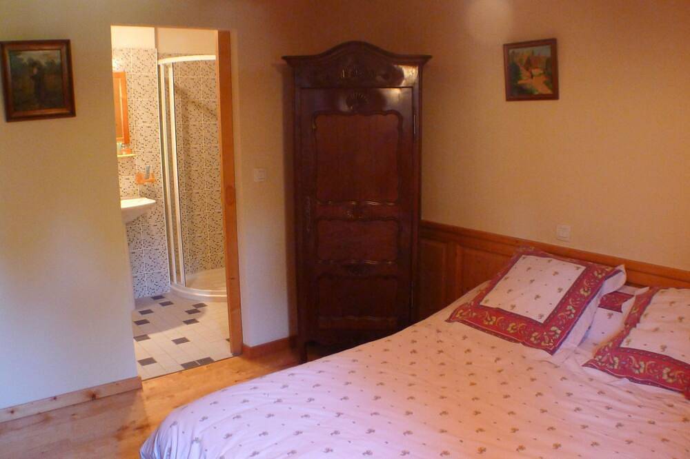 A cosy ancient farmhouse with a stunning view on the surrounding mountains in Samoëns, Région de Bonneville