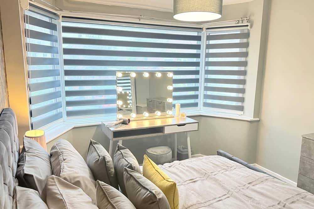 3-bedroom house in welcoming Poulton-le-Fylde with Wifi, parking and hot tub! in Blackpool Pleasure Beach, Lancashire