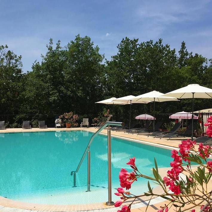 Camping pour 4 personnes, avec Jacuzzi et Terrasse ainsi que Jardin et Piscine