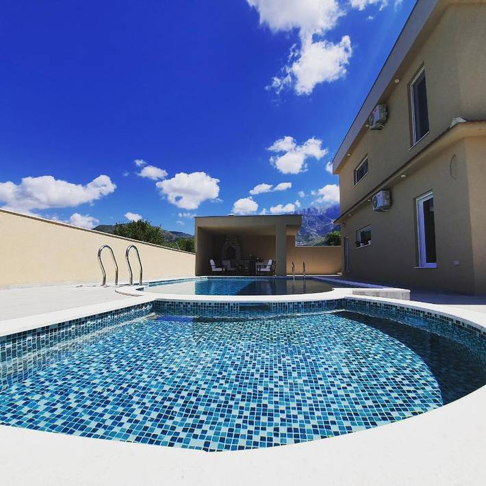 Gîte pour 8 personnes, avec Balcon et Terrasse ainsi que Jardin et Piscine dans Bar - 3