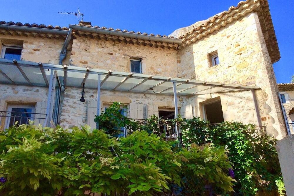 Renoviertes Dorfhaus mit Pool und Garten in mittelalterlichem Dorf in Cornillon, Nimes und Umgebung