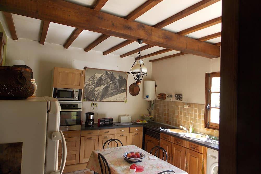 Grande maison dans les bois sur les chemins de Colette & du Château de Guedelon<br> in Saint-Sauveur-en-Puisaye, Région d'Auxerre