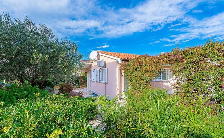 Holiday rental for 2 people, with garden and terrace in Pula