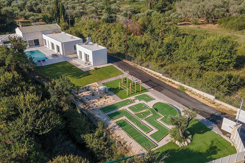 Family Villa Ami - private minigolf, outdoors gym, heated pool - 2min from beach in Roda, Korfu