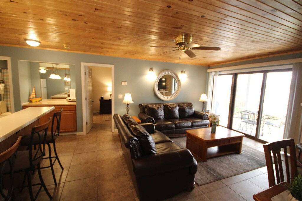 Ganze Wohnung, Keramikfliesenböden, Waterfront Condo, große überdachte Terrasse, tolle Preise! in Osage Beach, Lake of the Ozarks