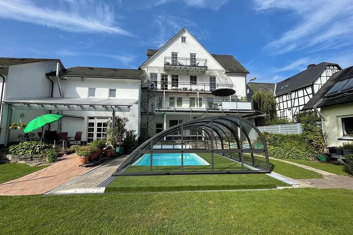 Ferienwohnung für 12 Personen, mit Balkon und Garten sowie Pool in Hallenberg