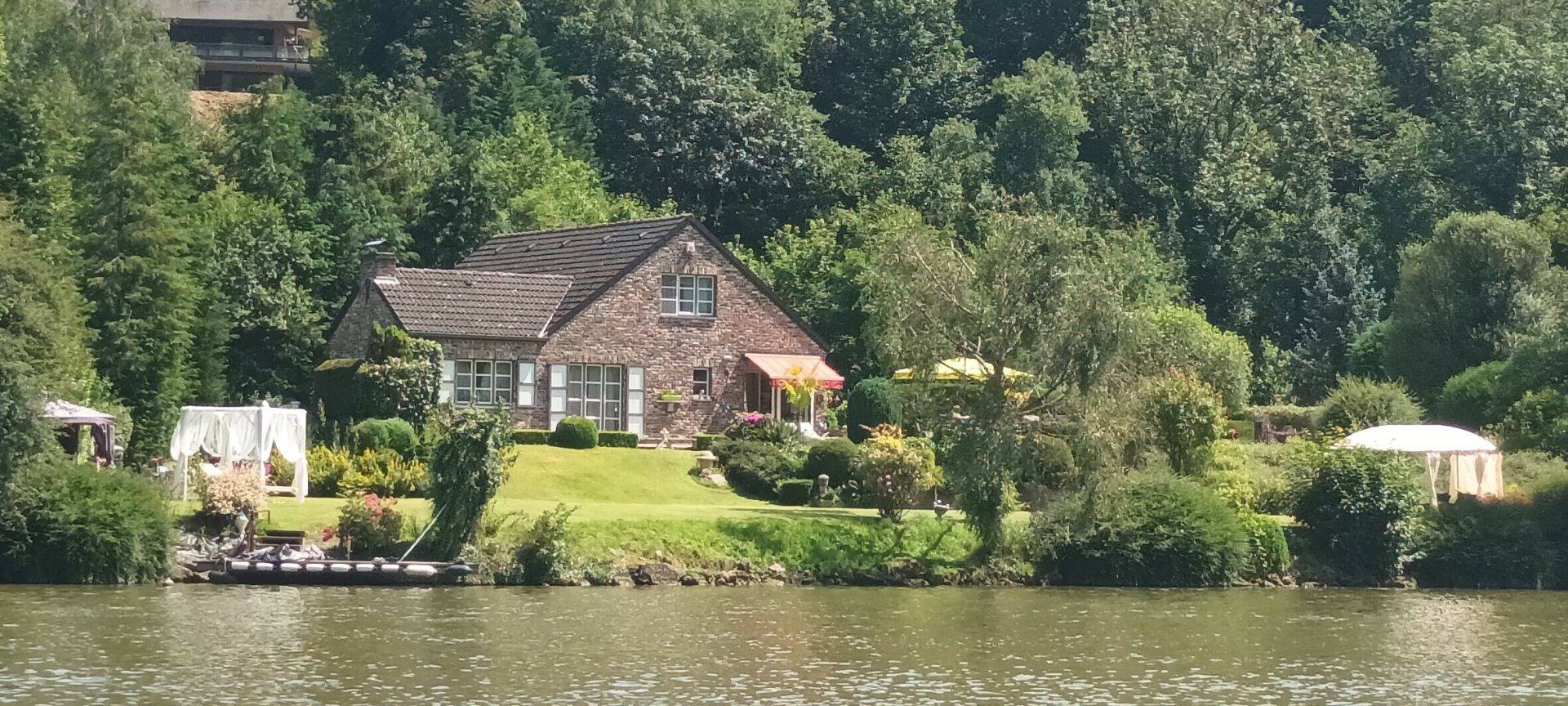 Chambre Double dans Une Villa Bord de Meuse - Chambre in Dinant, Région de Namur
