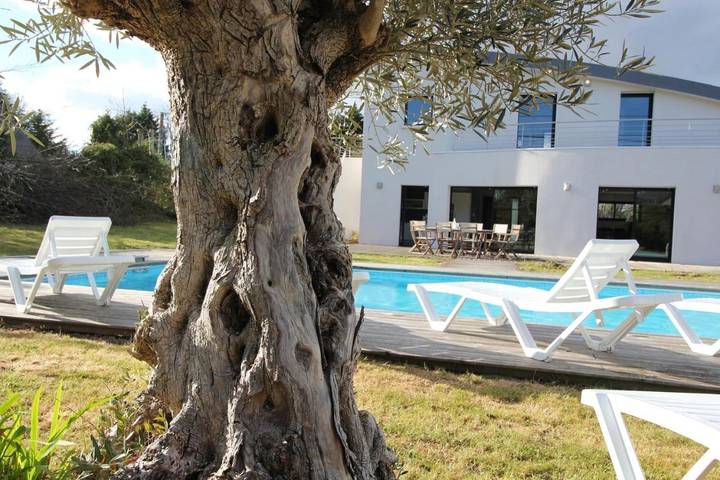 Location de vacances pour 10 personnes, avec Balcon et Jacuzzi ainsi que Terrasse et Jardin à Gouesnach