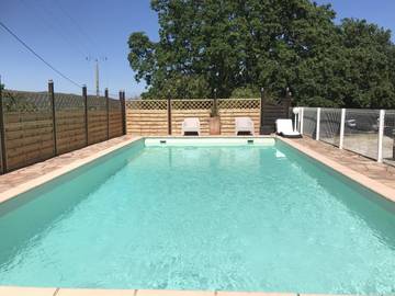 Gîte pour 2 personnes, avec piscine ainsi que terrasse et jardin, animaux acceptés à Salavas