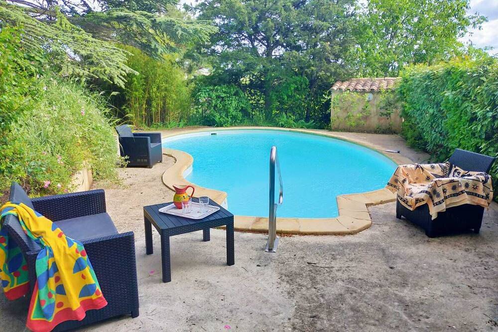 Appartement entier, Studio au pied du Luberon au calme avec les oiseaux et les écureuils in Pertuis, Parc naturel régional du Luberon