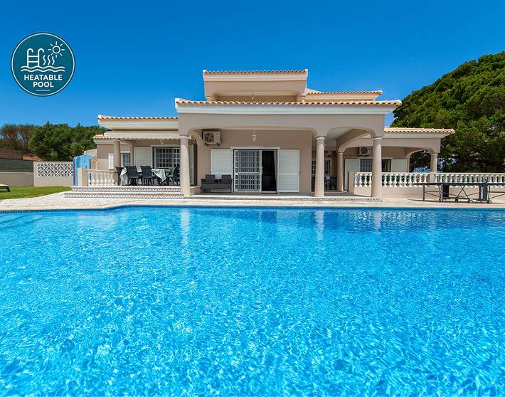 Vakantiehuis voor 14 personen, with Balkon and Terras as well as Tuin in Olhos de Água