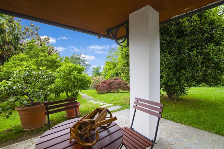 Geheel appartement, La Verbanina 2 - Lake Maggiore Views Duplex for 4 in Ghiffa, Ticino Alpen en Verbano