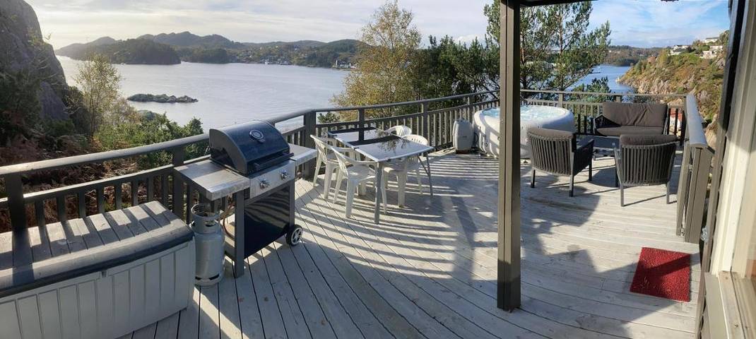 Ferienhaus für 7 Personen, mit Balkon und Whirlpool sowie Terrasse und Garten in Fjell