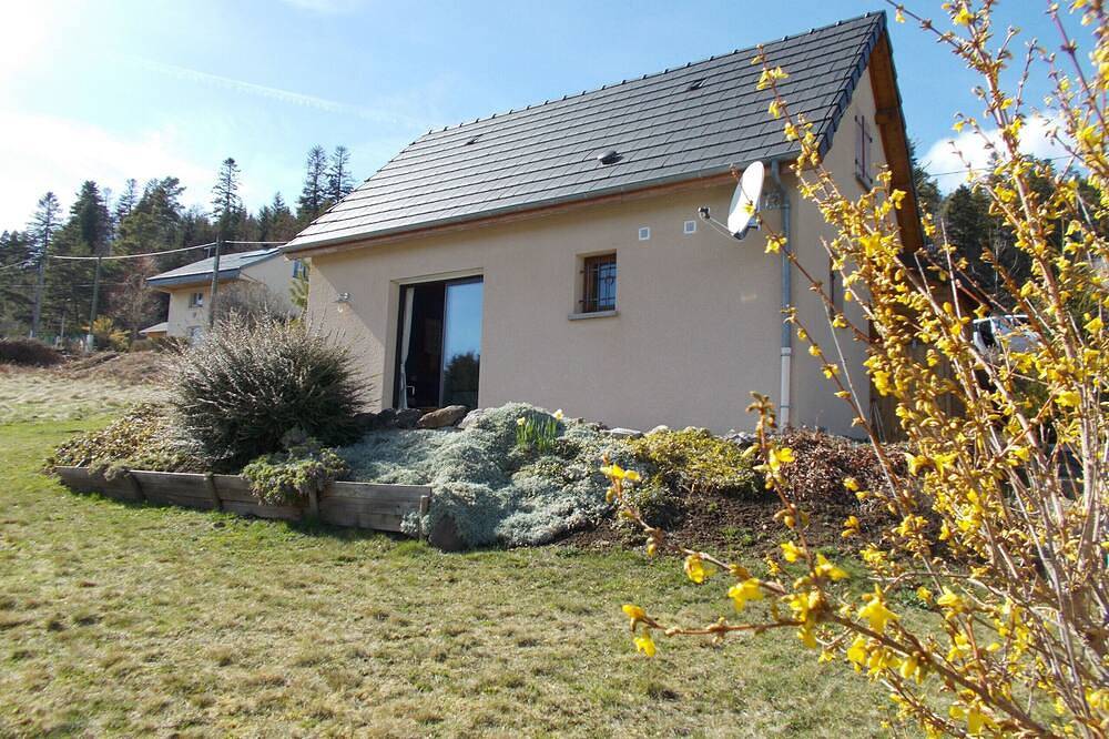 Maison Neuve *** A 1Km Du Lac Chambon in Murol, Volcans d'Auvergne Regional Nature Park