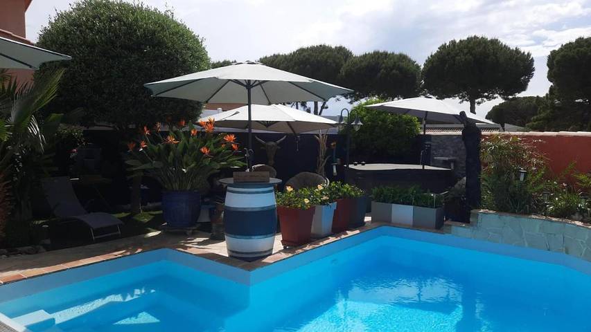 Chambre d’hôte pour 2 personnes, avec Terrasse ainsi que Jardin et Piscine au Le Grau-du-Roi