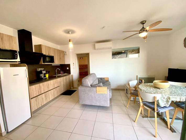 Entire apartment, Beautiful Air-Conditioned Apartment in Mèze with Parking in Mèze, Mediterranean Coast (France)