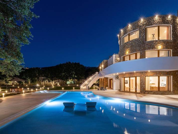 Ferienhaus für 12 Personen, mit Balkon und Whirlpool sowie Terrasse und Garten