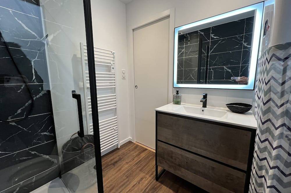Entire apartment, Studio Cocooning au Centre Bourg de Lannilis in Lannilis, Brest region