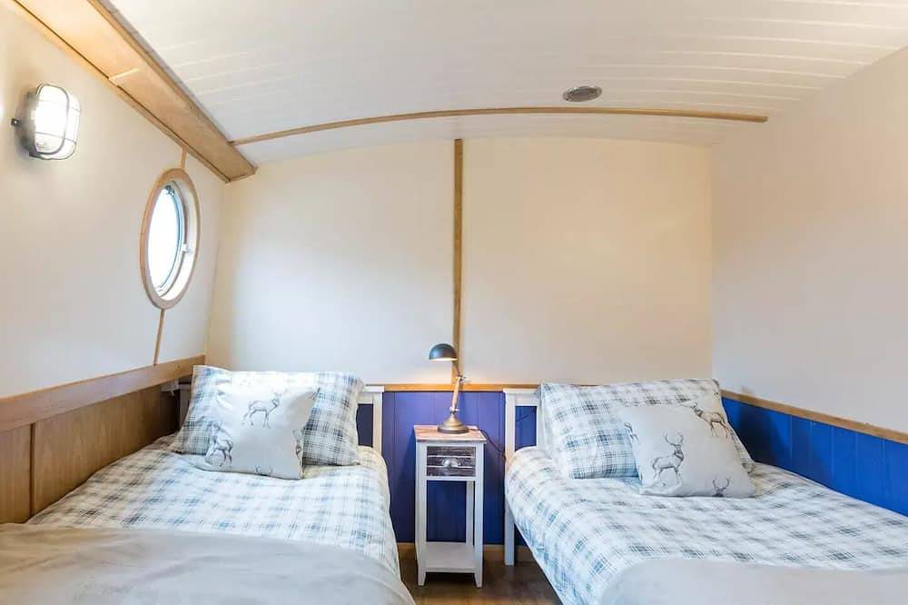 Floating Retreat: Glasgow's Hidden Gem - Urban Life Meet Canalside Tranquility in Glasgow, Greater Glasgow and Clyde Valley
