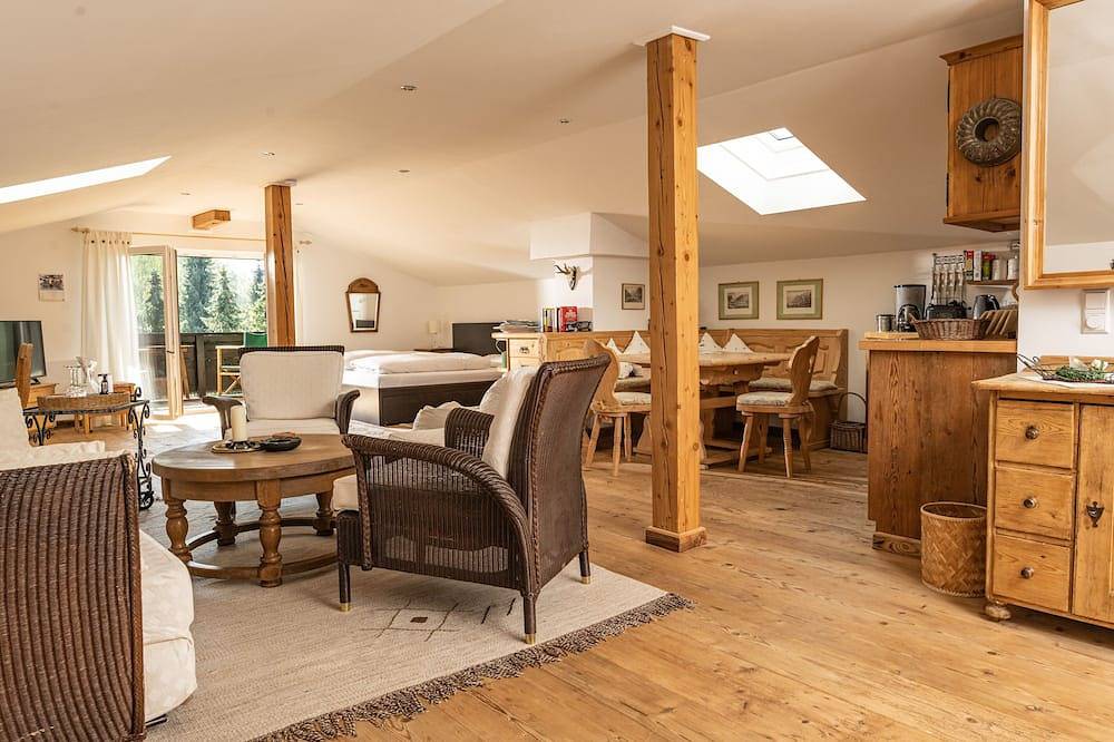 Ganze Wohnung, Neu renovierte geräumige Dachwohnung in einem wunderschönen Salzburger Landhaus in Großgmain, Bezirk Salzburg-Umgebung
