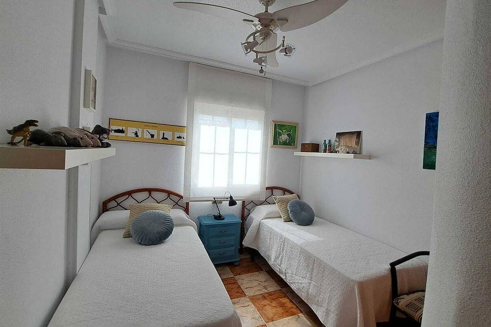 Casa con jardín al lado del Parque Natural de las Salinas de Santa Pola y playas in El Pinet, Elche