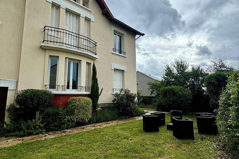 Grande Maison Avec Jardin en Centre Ville in Clermont-Ferrand, Volcans d'Auvergne Regional Nature Park