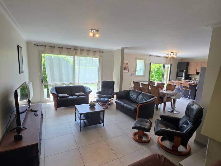 Ganze Wohnung, Moderner Komfort mit Pool und Garten, Nähe See in Menthon-Saint-Bernard, Annecy und Umgebung