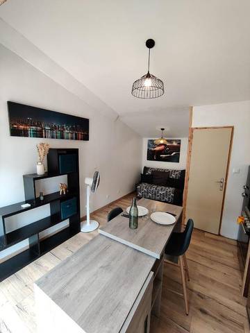 Gîte pour 2 personnes, avec jardin et terrasse à Valdivienne