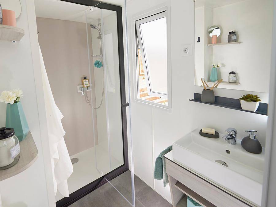 Camping Lac de Saint-Point Lamartine - Mobilheim 6 personen - Mobilheim Premium 35m² - 3 Schlafzimmer - Seeblick - überdachte Terrasse - Tv - Klimaanlage in Mouthe-Lac et Mont d’Or, Doubs