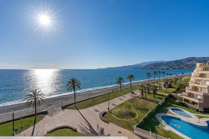 Apartamento inteiro, Apartamento 'Bonito Apartamento Frente Al Mar' com Vista para o Mar, Wi-Fi e Ar Condicionado in Playa de Salobreña, Salobreña