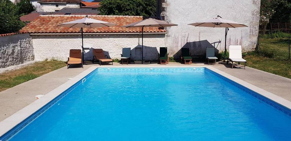 Location de vacances pour 10 personnes, avec Balcon et Terrasse ainsi que Jardin et Piscine à Saint-Maigrin - 3