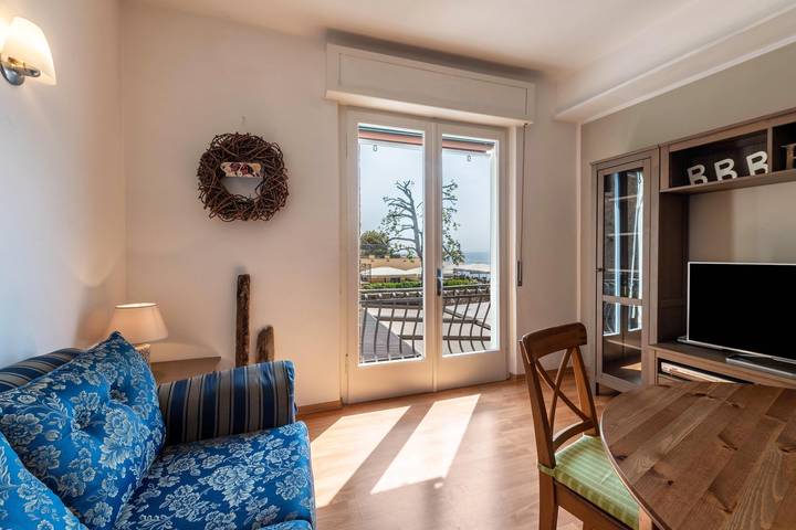Appartamento intero, Appartamento per le vacanze 'Sweet Home Lake' con vista sul lago, A/C e Wi-Fi ad alta velocità in Torri del Benaco, Prealpi Gardesane