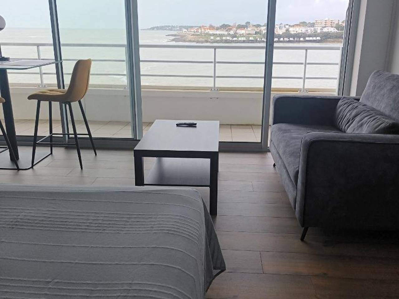 Studio entier, Studio neuf avec terrasse sur mer et garage à Royan in Pontaillac, Royan