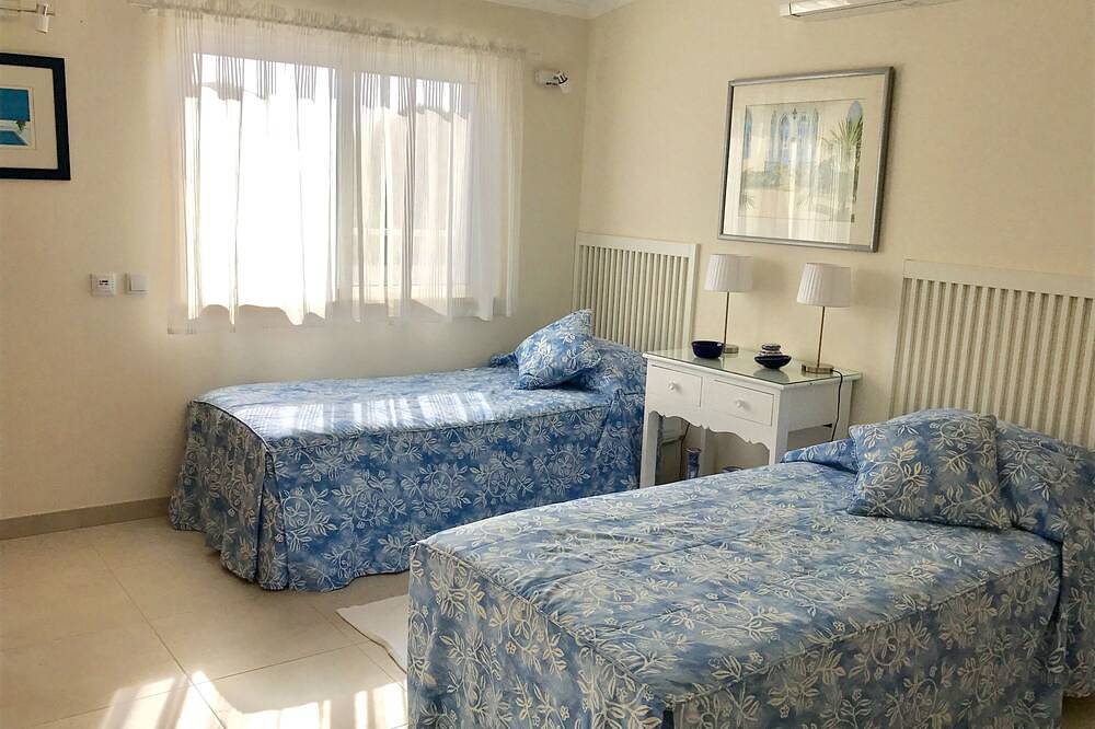 Luxuriöse freistehende Villa mit 4 Schlafzimmern und Meer-, Golf- und Bergblick in Vale do Lobo, Almancil