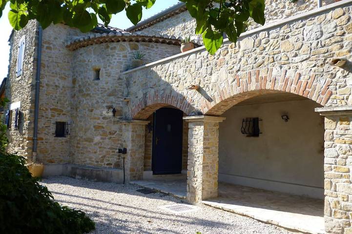 Gîte pour 17 personnes, avec jardin ainsi que jacuzzi et piscine à Saint-Sauveur-de-Cruzières