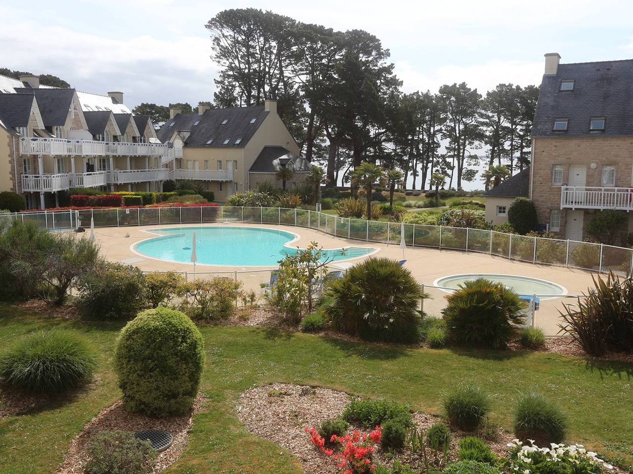 Appartement entier, Fouesnant, Appartement avec piscine chauffée, plage à pied in Fouesnant, Côte de Cornouaille