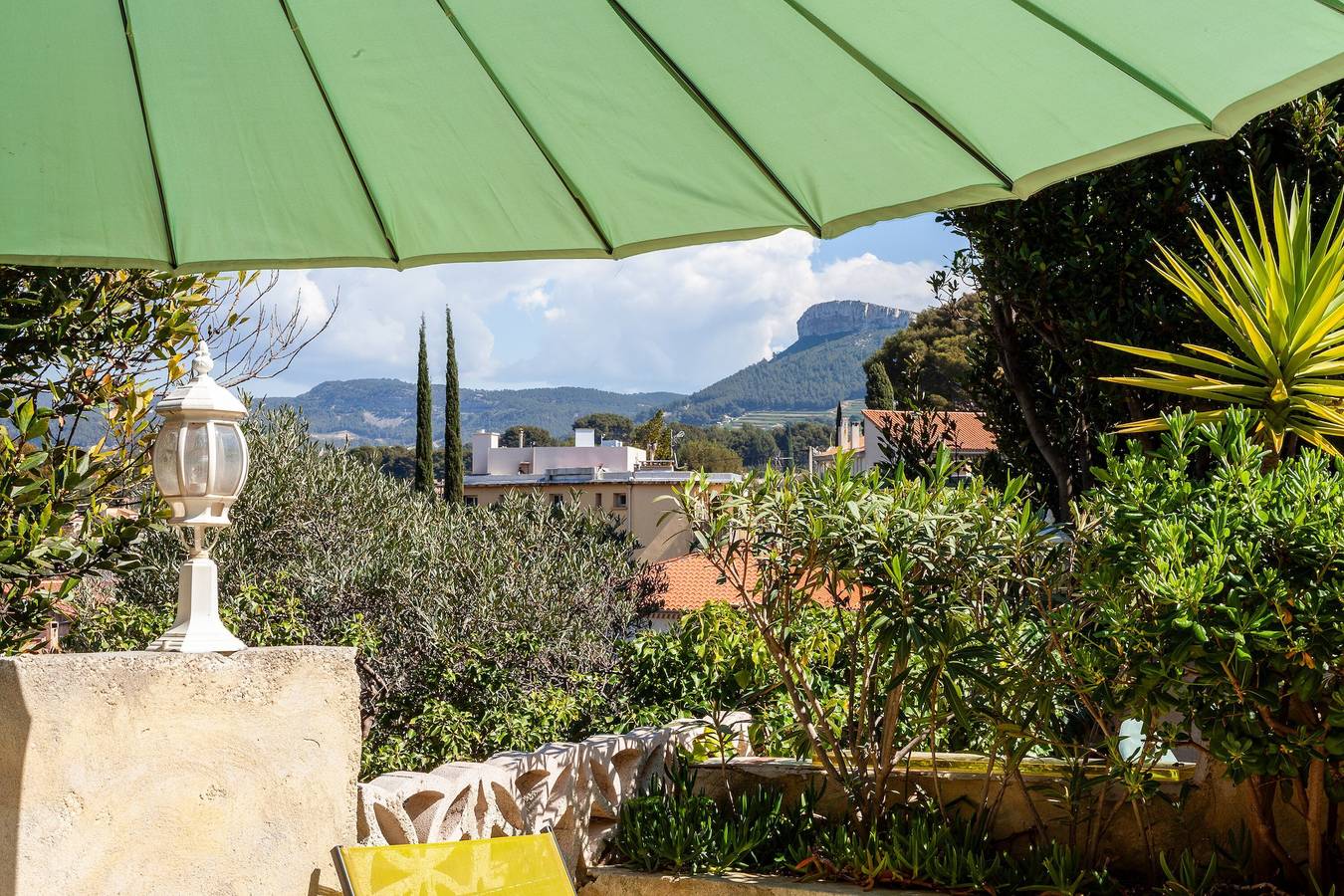 Appartement entier, Appartement 'Le Repaire' avec vue sur montagne, terrasse et jardin partagés in Cassis, Parc national des Calanques