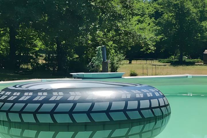Location de vacances pour 4 personnes, avec jacuzzi ainsi que jardin et piscine à Monfaucon - 2