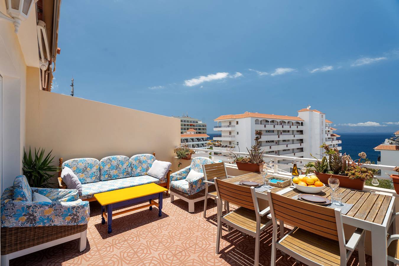 Apartamento entero, Vacaciones 'Ocean Sun' con vistas al mar, piscina compartida y Wi-Fi in Puerto de Santiago, Santiago del Teide