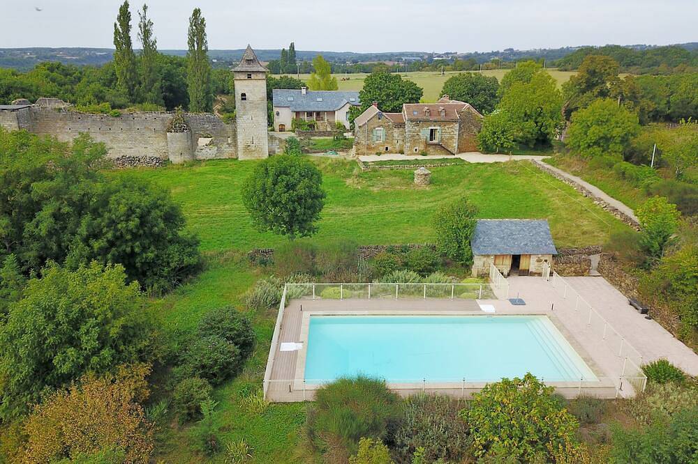 Deux maisons avec une grande piscine à côté des ruines d'un château médiéval in Ginals, Tarn-et-Garonne