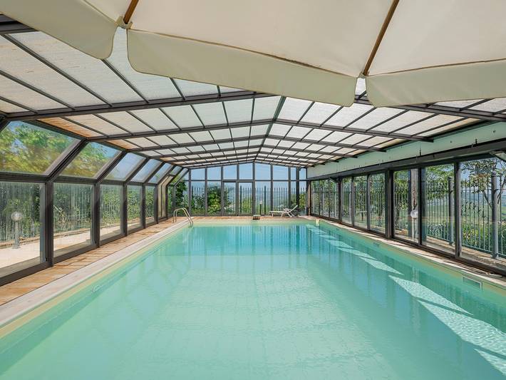 Casa vacanza per 8 persone, con giardino e piscina, con animali domestici in Tolentino