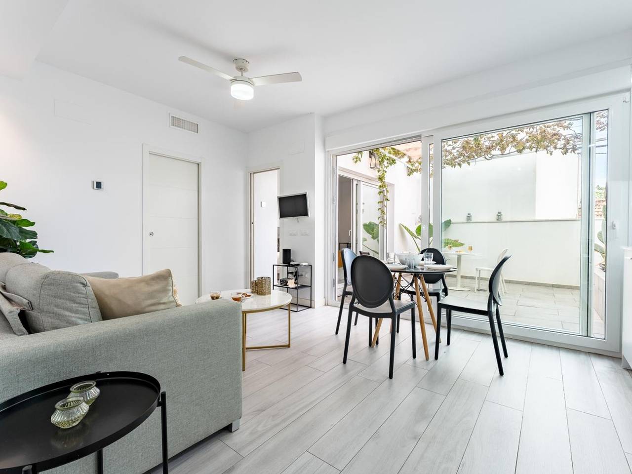 Entire apartment, Charming independent apartment with private courtyard in Málaga in Málaga (Este), Malaga