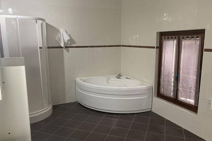 Appartamento intero, Appartamento con vasca idromassaggio e piscina dentro a un azienda biologica in Borgo Tossignano, Alta Via dei Parchi