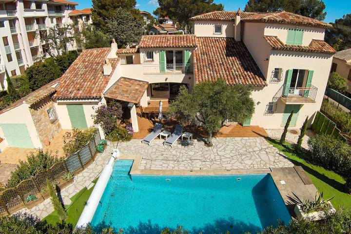 Villa pour 10 personnes, avec Balcon et Terrasse ainsi que Jardin et Piscine dans Saint-Aygulf